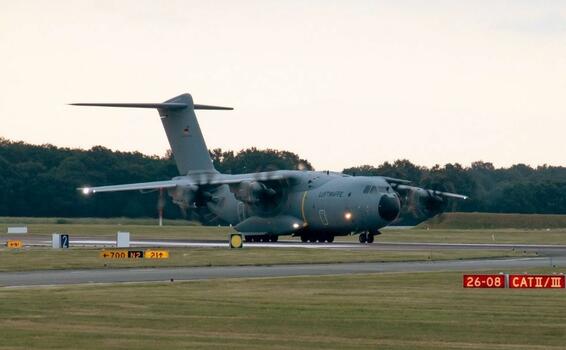 image for Avión de rescate alemán evacuó solo siete personas de Kabul