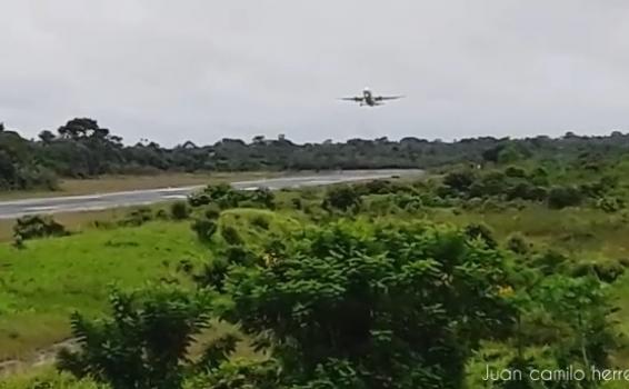 image for Avión da varias vueltas en la ciudad antes de aterrizar