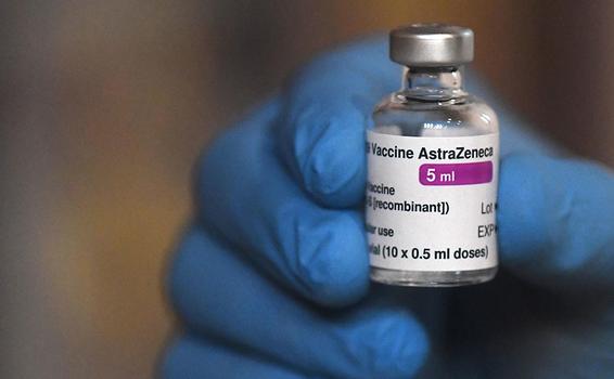 image for Canadá aprueba el uso de la vacuna de AstraZeneca para mayores de 18 años