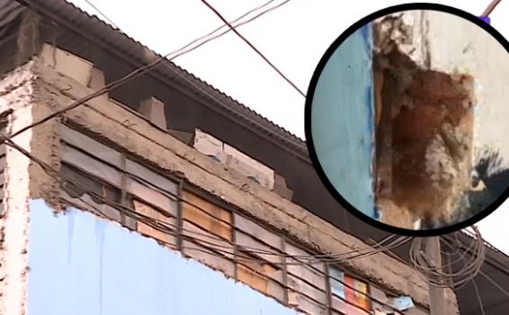 Esquina de fachada de un colegio en Peru presenta mal estado