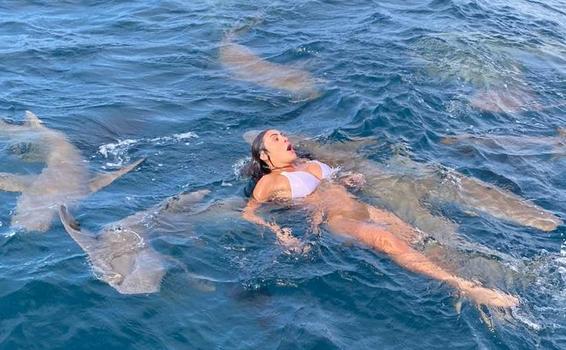 image for Natacha Horana parece nadando com tubarões