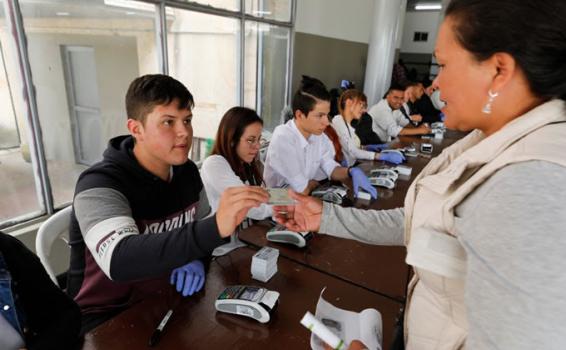 Personas en una oficina en temas de legalizacion