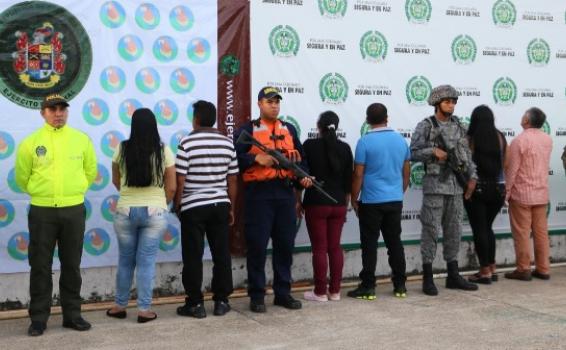 Personas de espaldas siendo fotografiadas