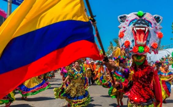 Bandera de Colombia en una feria