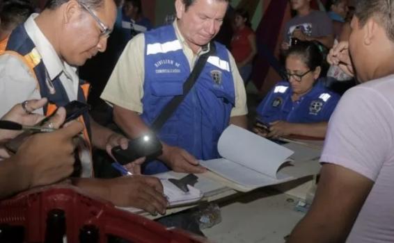 Personas en un procedimiento de cierre de bar