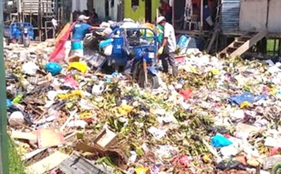 image for Basura son arrojados en la cara de los vecinos