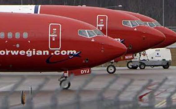 Avios estacionados en un aeropuerto del mundo