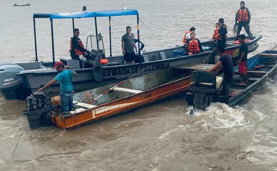 image for Rescatadas tres personas que naufragaban por el río Amazonas