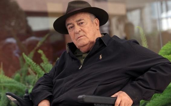 Bernardo Bertolucci de traje negro