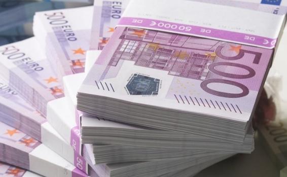 Los bancos centrales empiezan a retirar los billetes de 500 euros Fajos de billetes de 500 euros