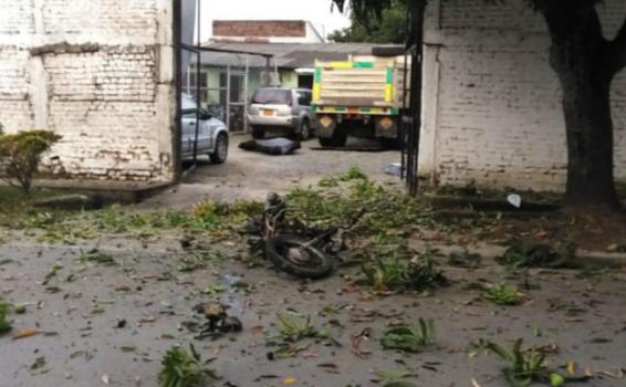 Entrada de parqueadero despues de detonada una bomba