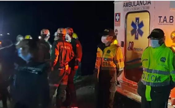 Rescatan con vida a minero que duró seis días sepultado en una mina image for Rescatan con vida a minero que duró seis días sepultado en una mina