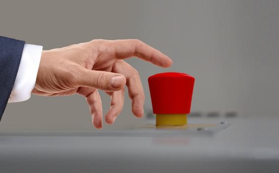 Persona simulando oprimir un  boton rojo 