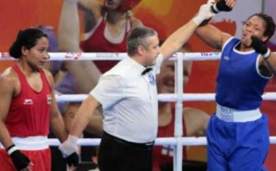 Tres personas en una campo de boxeo