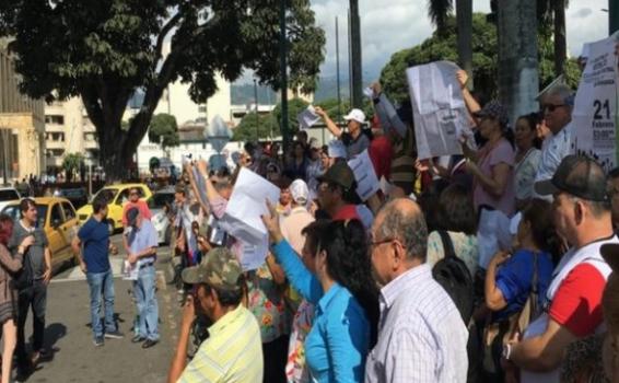 Personas en manifestaciones en Bucaramanga 