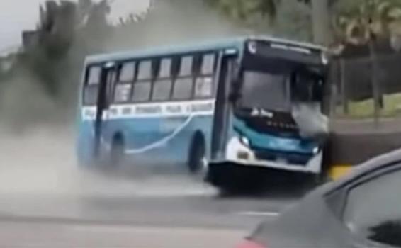 image for Bus se despista tras hacer carreras con otra unidad de la misma empresa