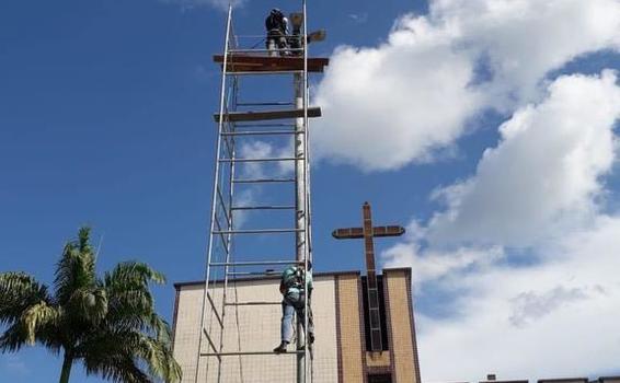 image for Instalação da iluminação pública nos postes da praça da Igreja