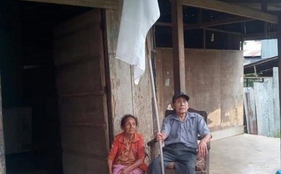 image for Personas de la tercera edad piden ayuda y colocan bandera blanca