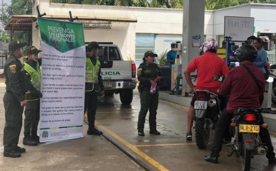 Policia contra las lesiones personales Personal de la policia en campañas en las calles de la ciudad