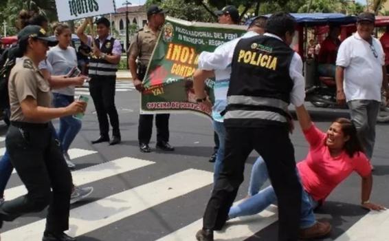 Personas en una dramatizacion de campañas en contra de la violencia de mujer 