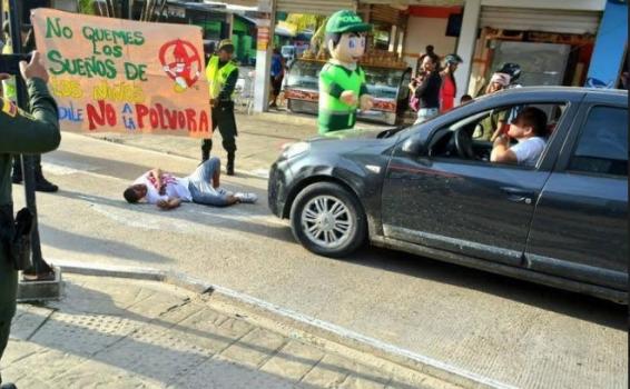 Policia en las calles de la ciudad en campañas