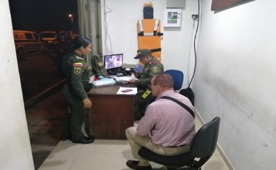 image for Policía aeroportuaria captura hombre con documento público falso