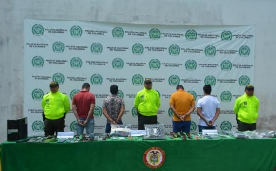 Golpe contra el hurto de celulares en la ciudad Personas de espaldas siendo judicializadas