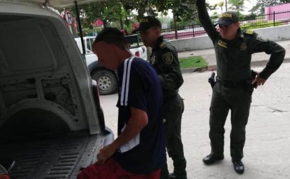 Capturado al lado de dos oficiales de policia