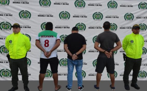 Solicitados por concierto para delinquir Policias al lado de tres capturados