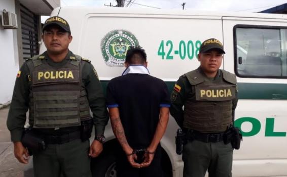 Era buscado por las autoridades desde el año 2003 Dos personas en un centro de reclusion