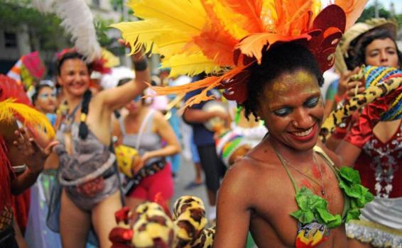 Personas en un carnaval