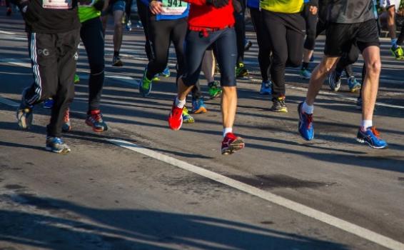 Personas corriendo en una calle