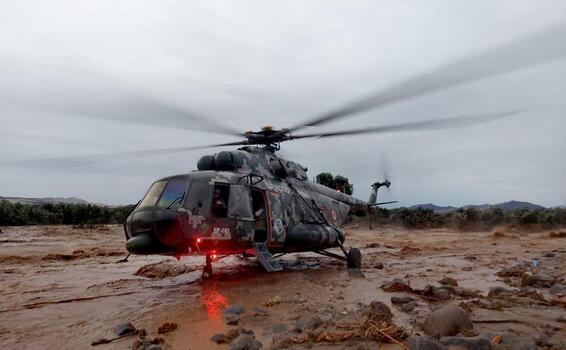 image for Helicóptero rescataron a 42 pobladores el distrito de Chao 