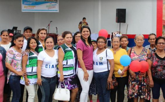 Personas en grupo listos para ser fotografiados 