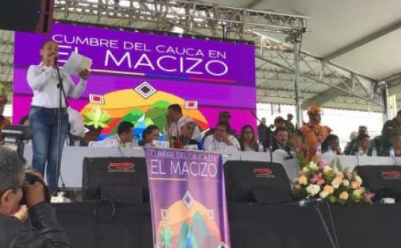 Lucena atendio las inquietudes de la comunidad en Almaguer Persona en una tarima