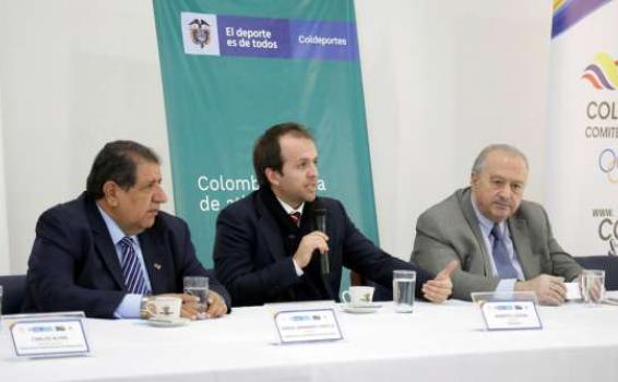 FIBA elige a Colombia para elaborar plan estratégico de baloncesto Ejecutivos en una rueda de prensa