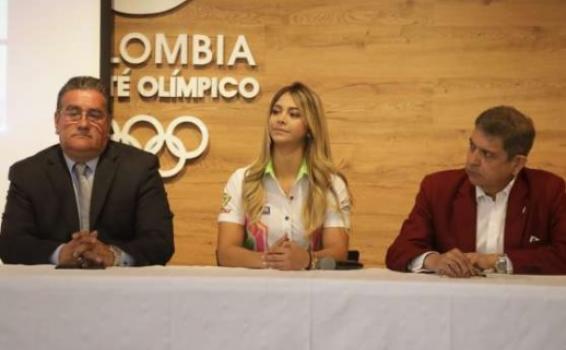 Andrea Domínguez a marcar la historia de la motonáutica colombiana Tres personas en un escritorio en entrevista