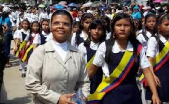 Estudiante y una monja en un desfile en Leticia