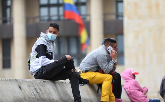 Personas sosteniendo bandera de Colombia