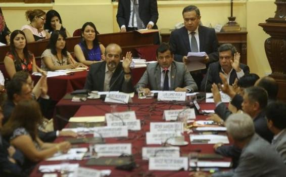 Personas reunidas en recinto del congreso peruano