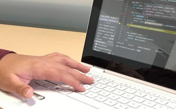 Proyecto de Ley de Modernización del sector TIC Persona en una mesa escribiendo
