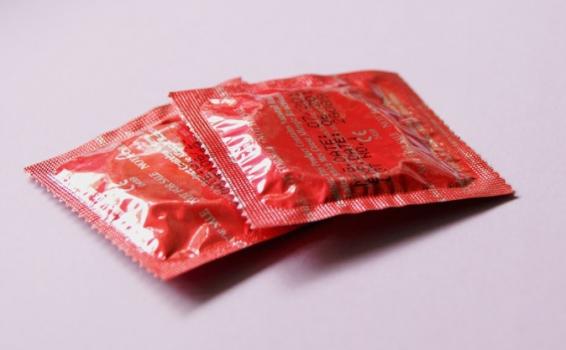 Colombia solo el 22% de jóvenes usan condón Dos condones en una mesa