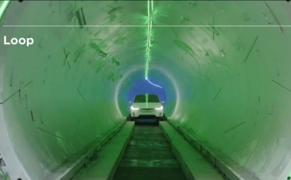 Un tunel siendo atravesado por un vehiculo 