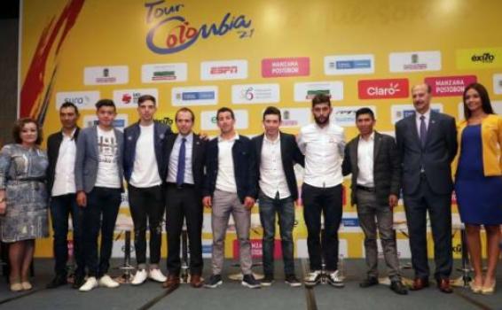 El Tour Colombia 21 la gran vitrina del deporte colombiano Personas en una hilera posando para una foto