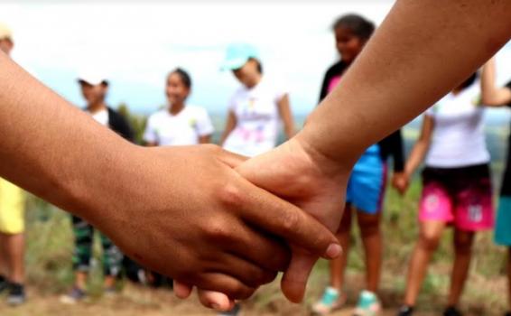 Personas en una rueda tomados de la mano