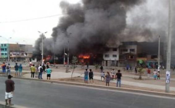 image for Choque y explosión de un camión cisterna deja más de 50 heridos