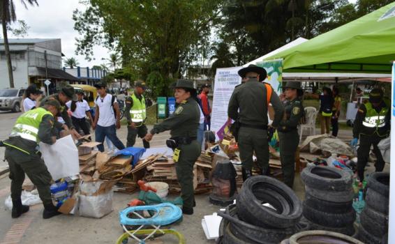 Persona en el parque en una jornada de reciclaje 