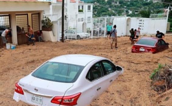 image for Autos tragados por la tierra e inundaciones | Mexico