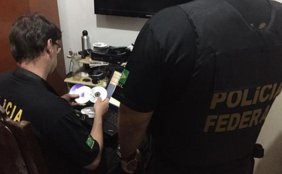 Policia em um escritrio revisando informacoes sobre registros