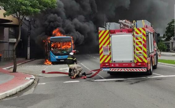 Ônibus do Transcol é incendiado na orla de Camburi image for Ônibus do Transcol é incendiado na orla de Camburi